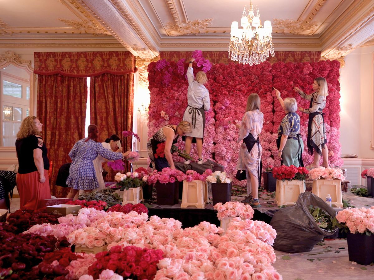 Students designing a floral wall Flori cu Fitze Academy