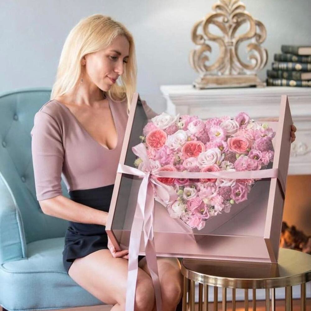 lady holding flowers packaging lady holding flowers packaging