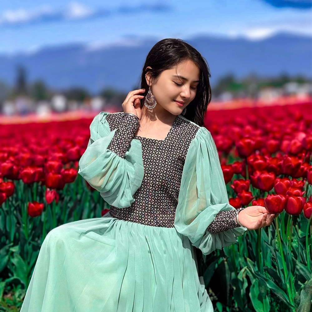 lady click picture with red tulip lady click picture with red tulip