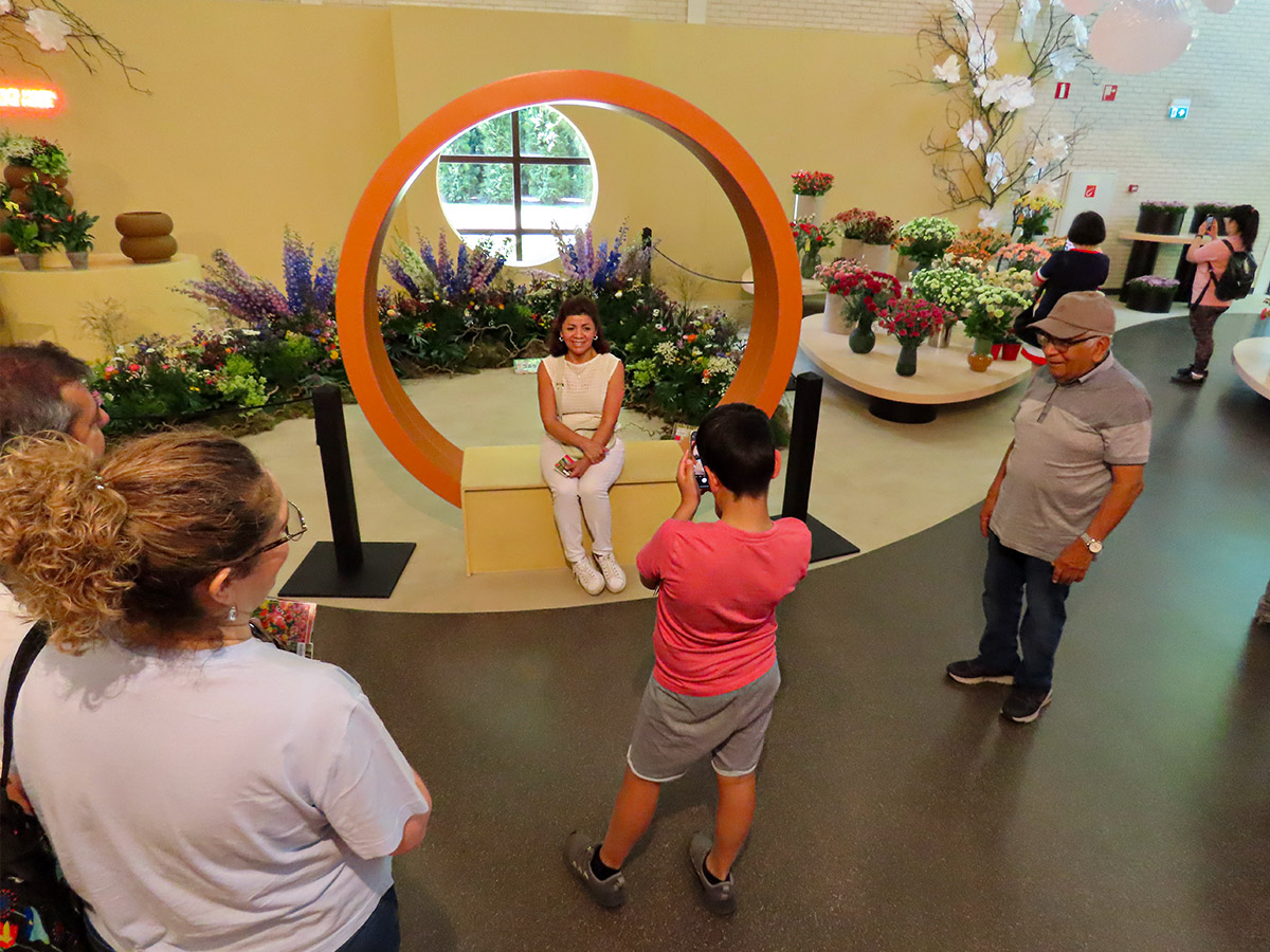 Selfie moment with piece by 365 days of flowers Selfie moment with piece by 365 days of flowers