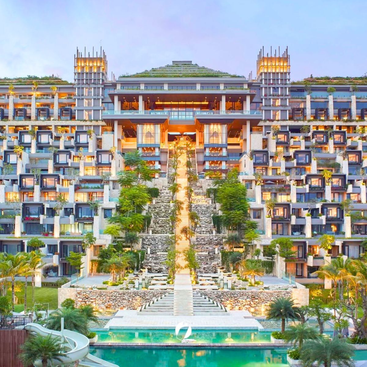 Outsides of the Apurva Kempinski hotel Outsides of the Apurva Kempinski hotel