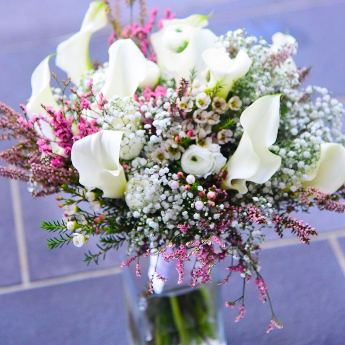 A wedding center decor with white callas A wedding center decor with white callas