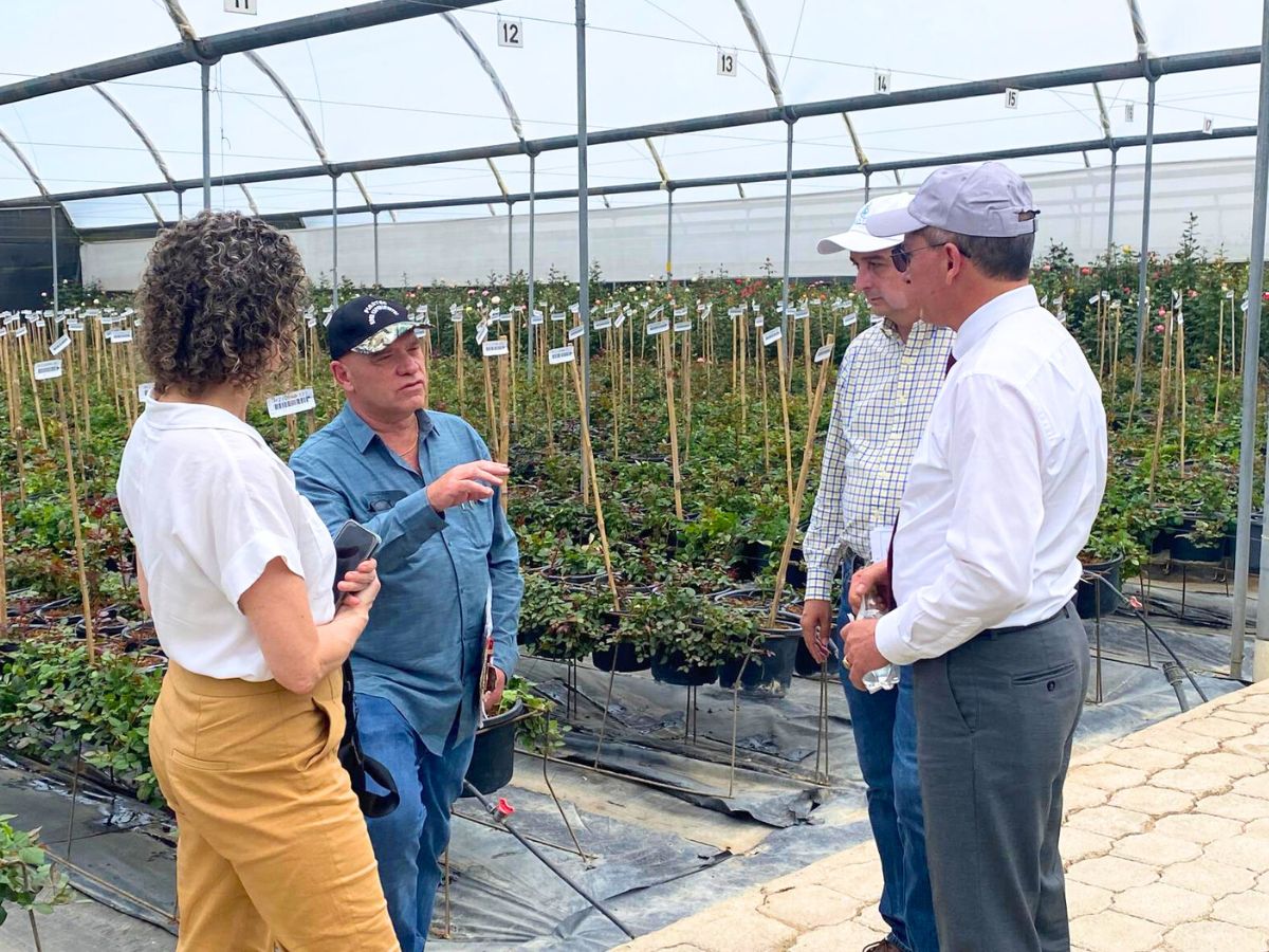 Carlos Krell owner of Plantec with visitors at the farm Carlos Krell owner of Plantec with visitors at the farm