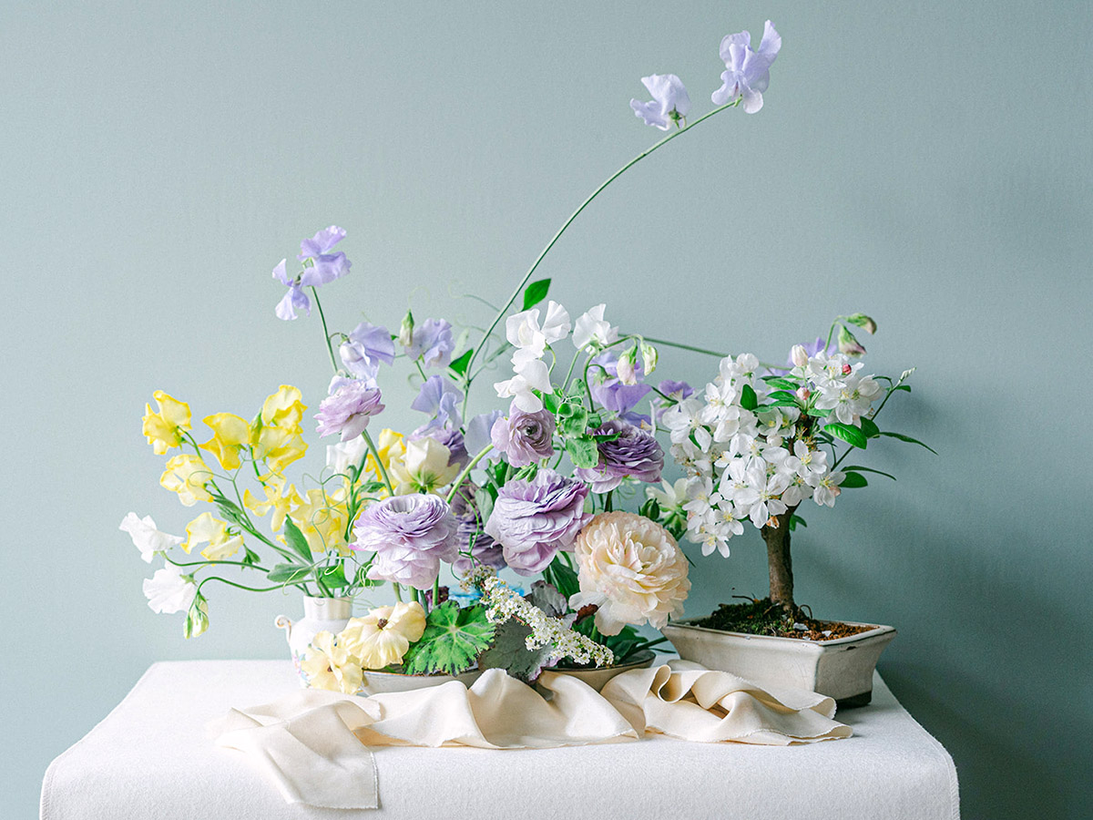 Katya Hutter Ikebana design with roses and Ranunculi Katya Hutter Ikebana design with roses and Ranunculi