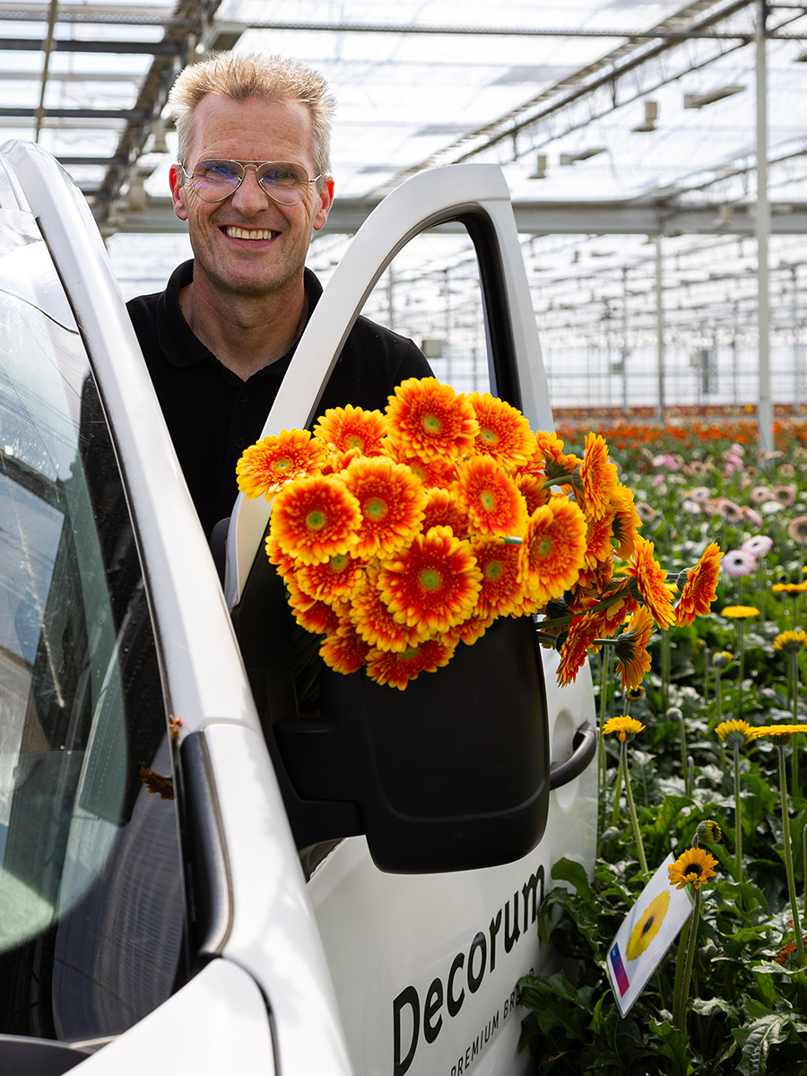 Dirk-Jan Oudijk with orange Gerberas in Decorum van Dirk-Jan Oudijk with orange Gerberas in Decorum van