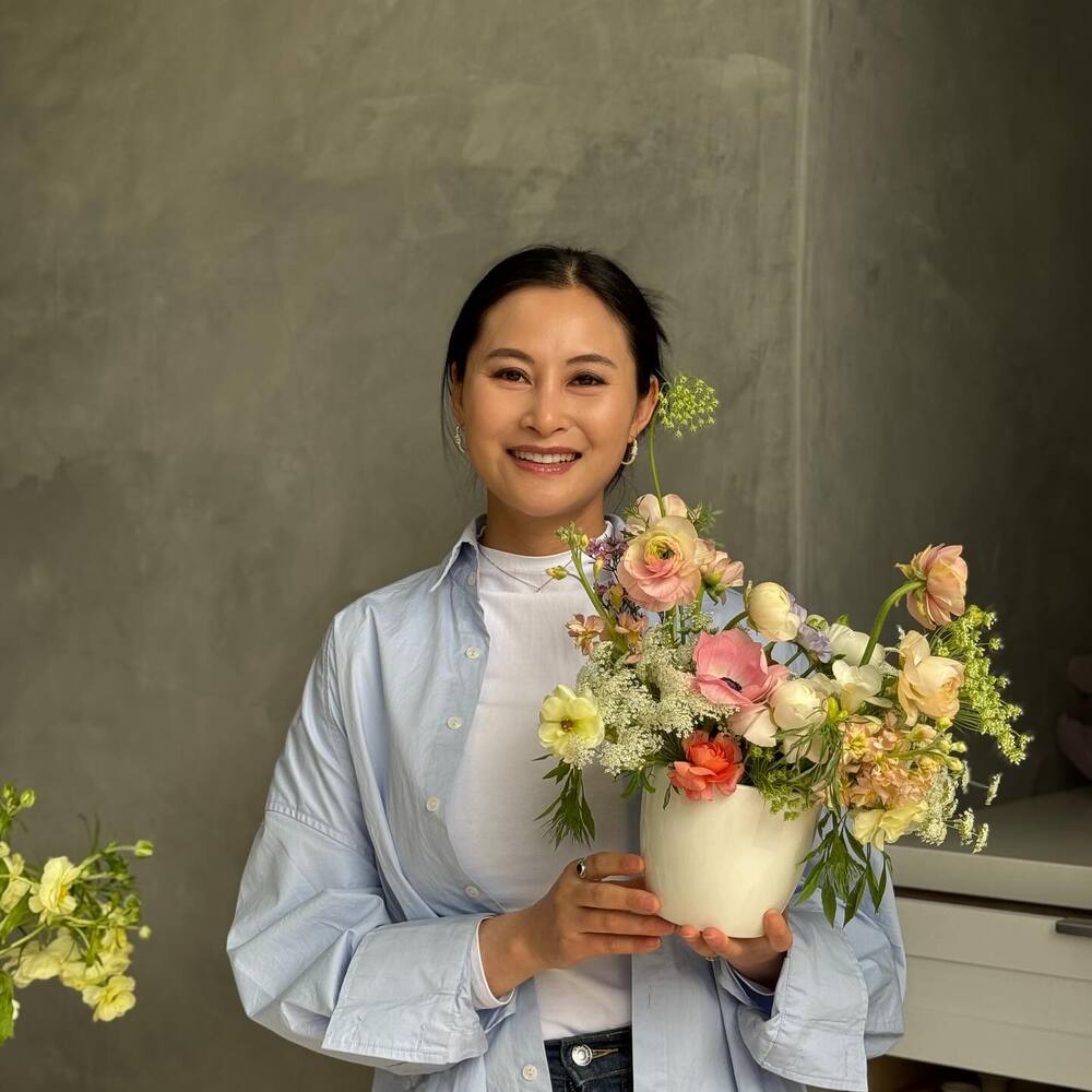 Lady attend sustainable floral design workshop Lady attend sustainable floral design workshop