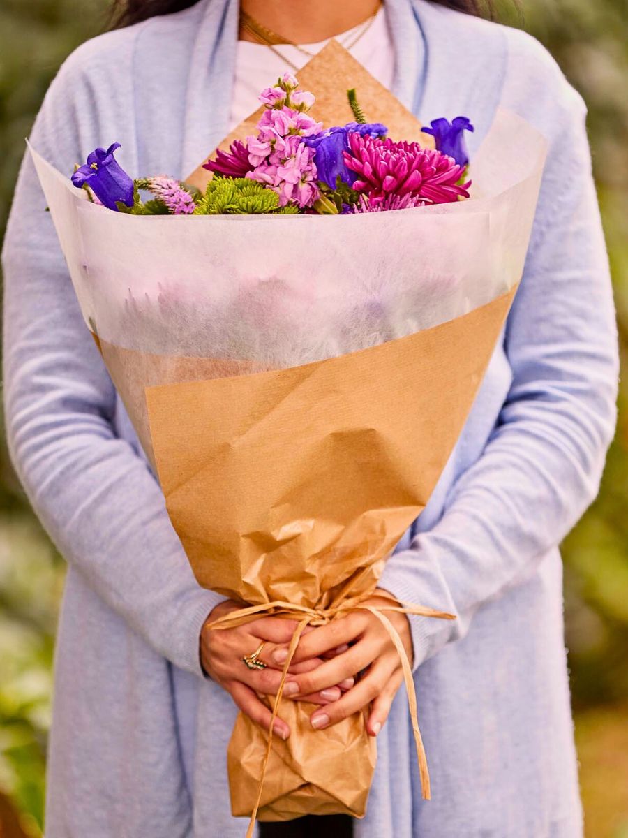 Flower packaging Paper vs Plastic - Navigating the Sustainability Debate in Flower Packaging