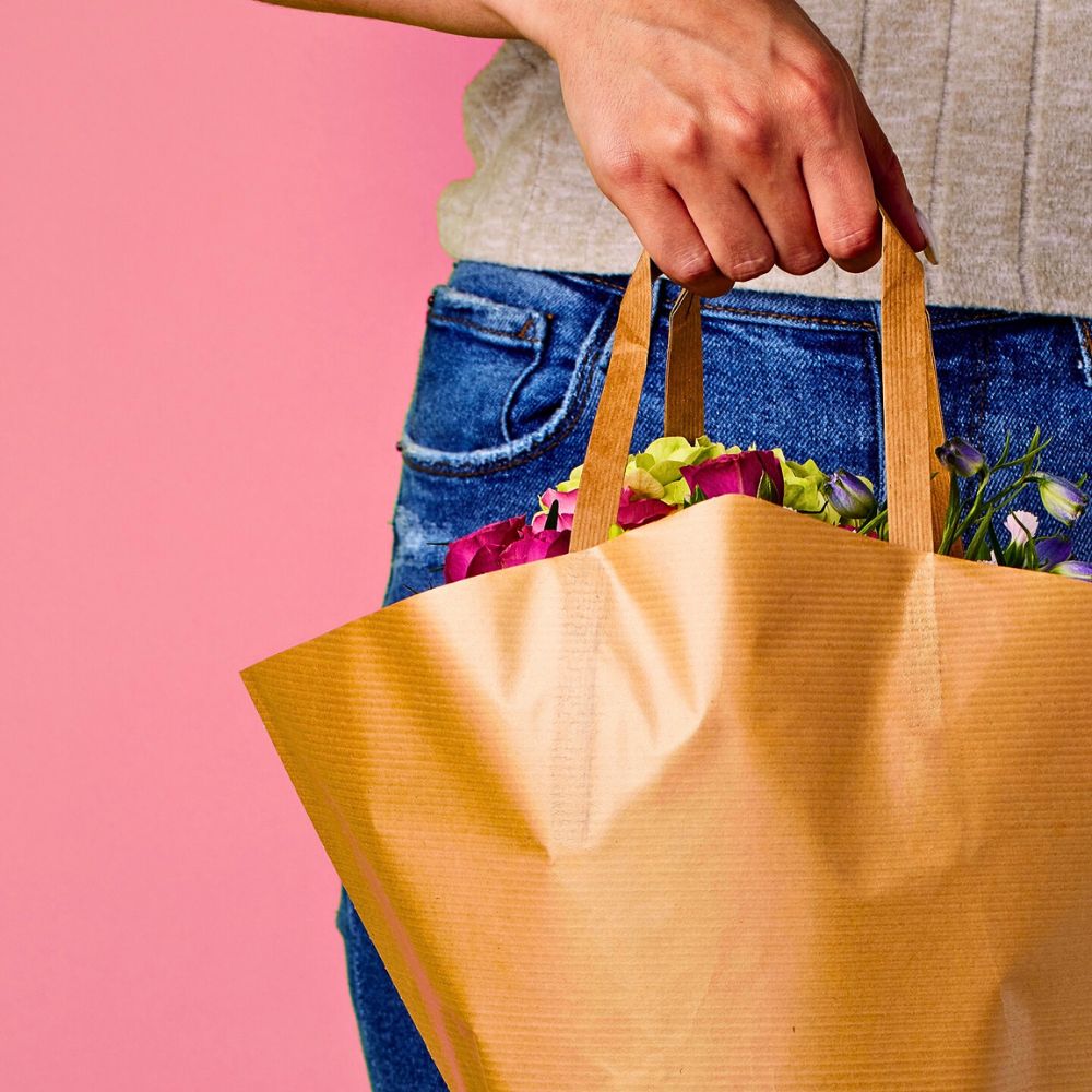 Flower packaging Paper vs Plastic - Navigating the Sustainability Debate in Flower Packaging