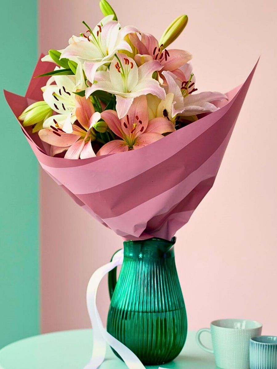 Floral packaging Paper vs Plastic - Navigating the Sustainability Debate in Flower Packaging