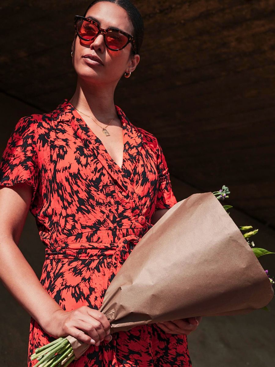 Paper floral sleeve Paper vs Plastic - Navigating the Sustainability Debate in Flower Packaging