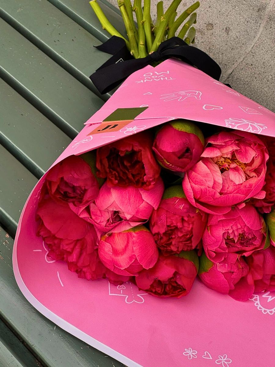 Flowers Paper vs Plastic - Navigating the Sustainability Debate in Flower Packaging