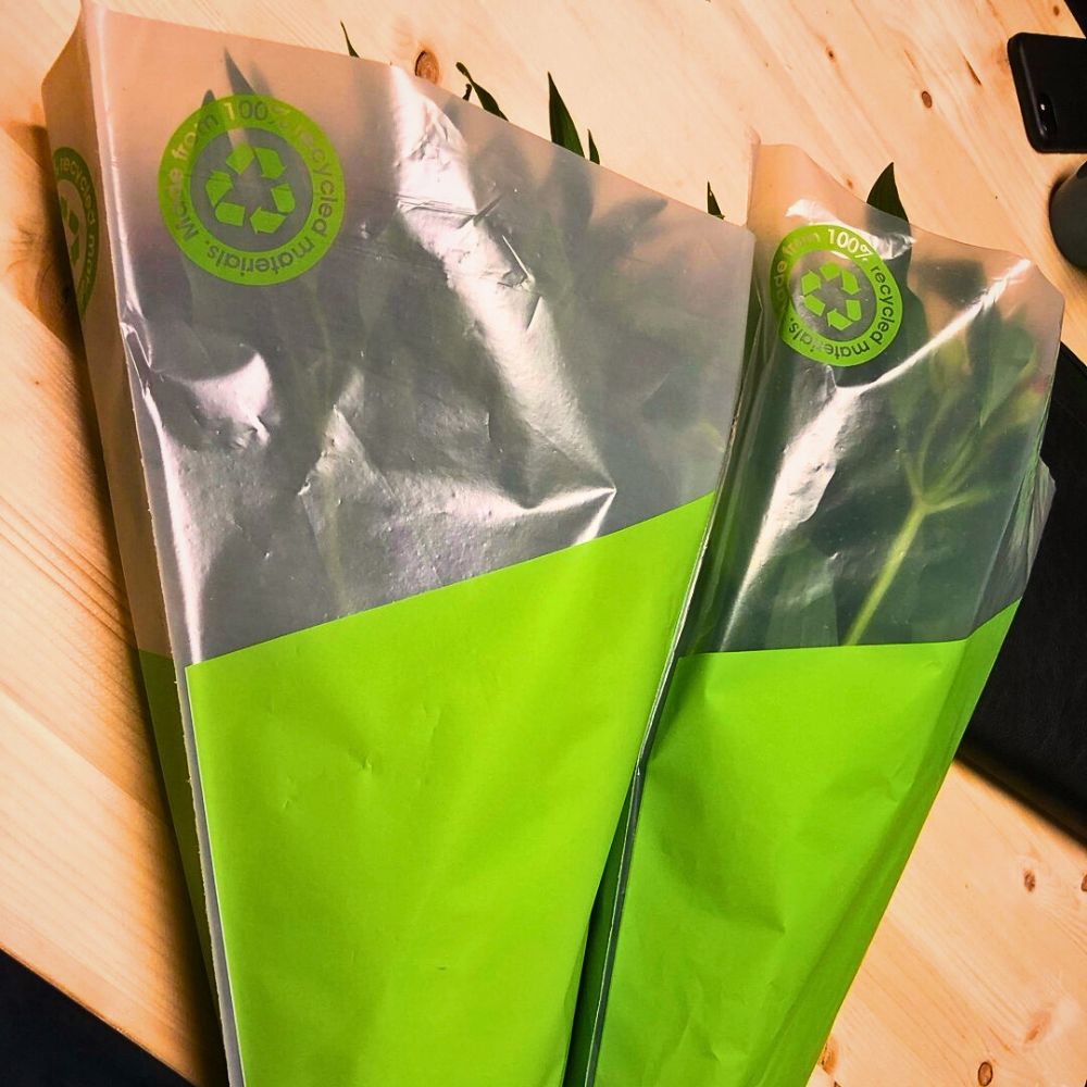 Flower sleeves Paper vs Plastic - Navigating the Sustainability Debate in Flower Packaging