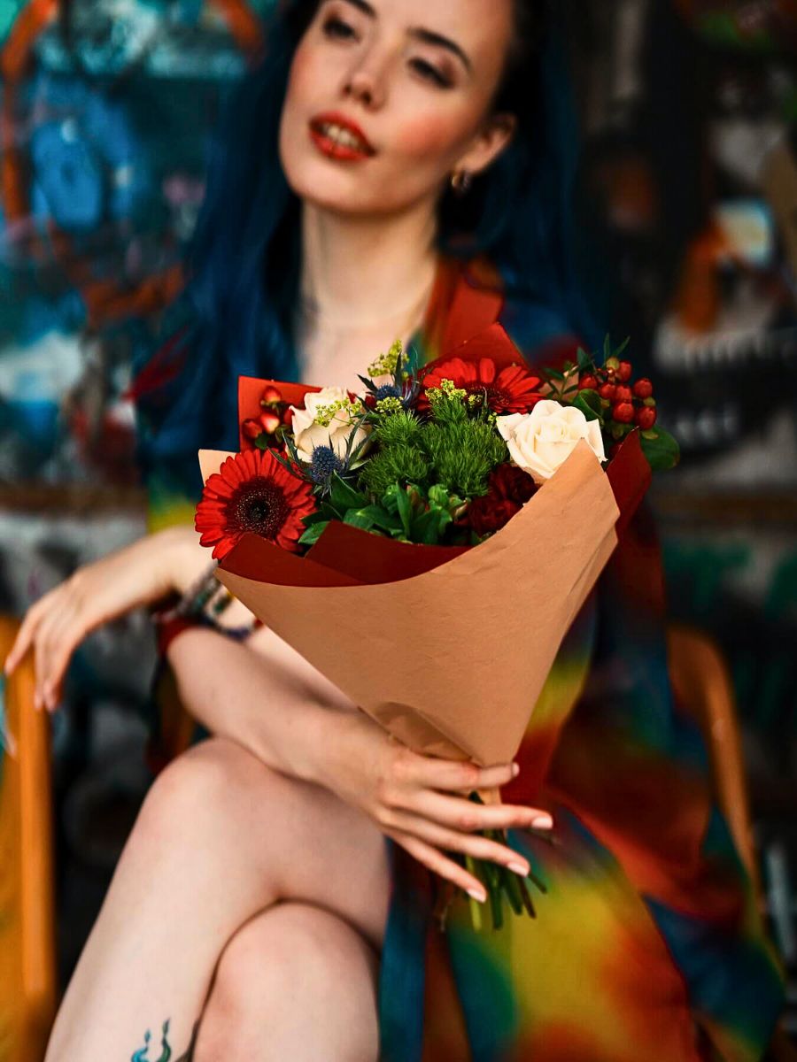 Flowers in a paper sleeve Paper vs Plastic - Navigating the Sustainability Debate in Flower Packaging