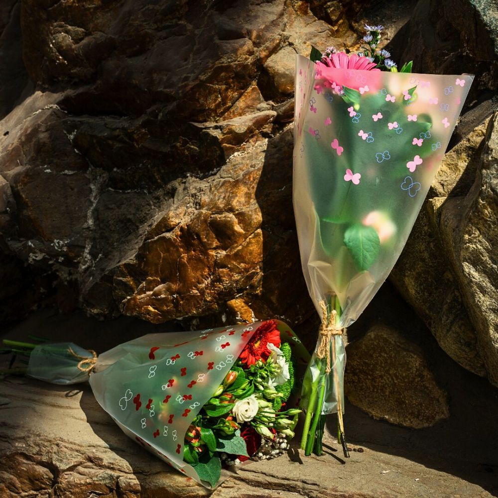Floral sleeves Paper vs Plastic - Which One Is the More Sustainable Flower Packaging?