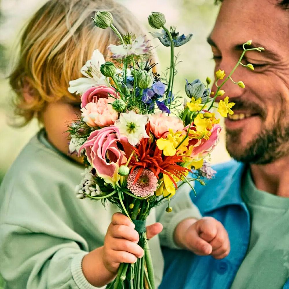 Father and baby Father’s Day: 5 Tips for What To Give Dad