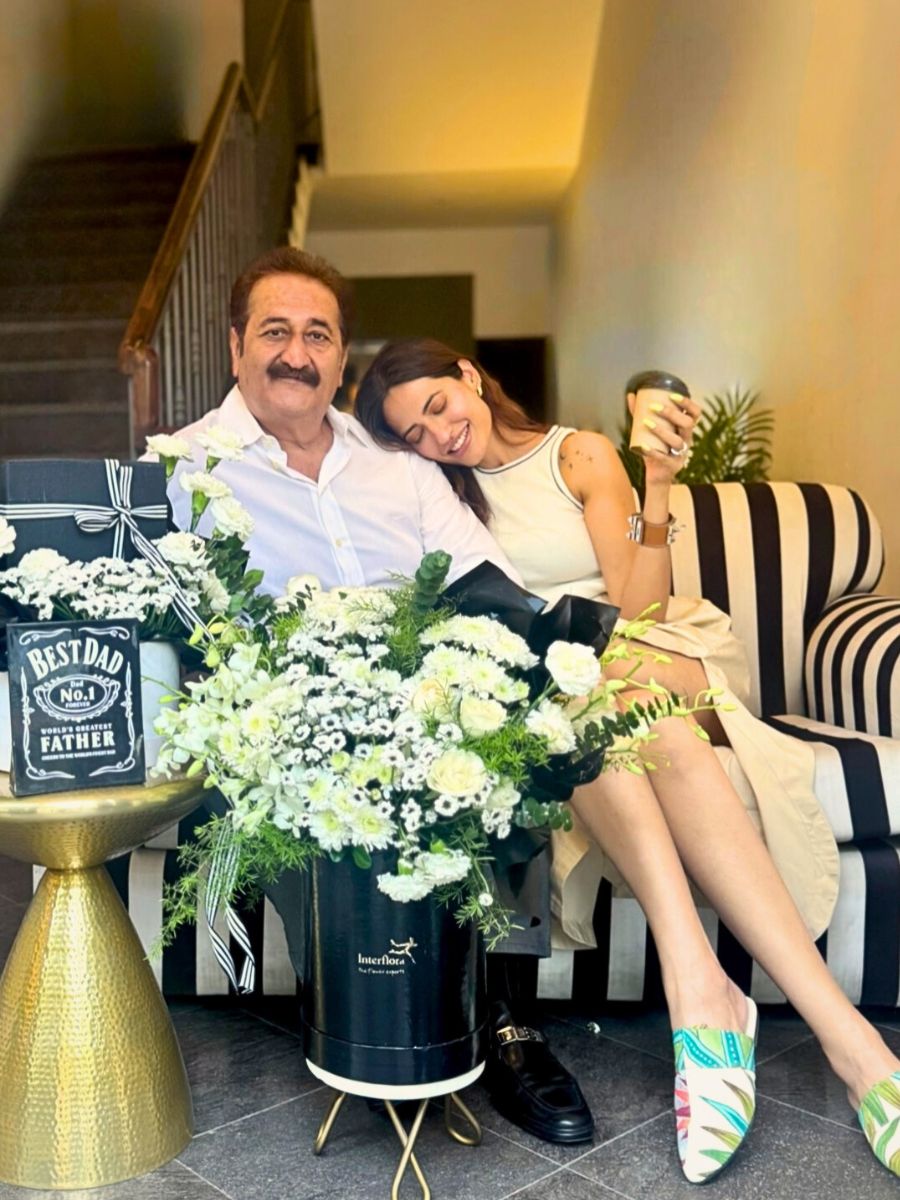 Father and daughter What Are the Best Flowers to Gift This Father’s Day?