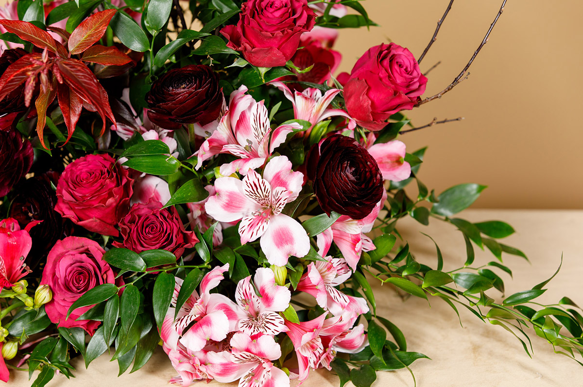 Tesselaar Alstroemeria Bouquet with roses and ranunculi