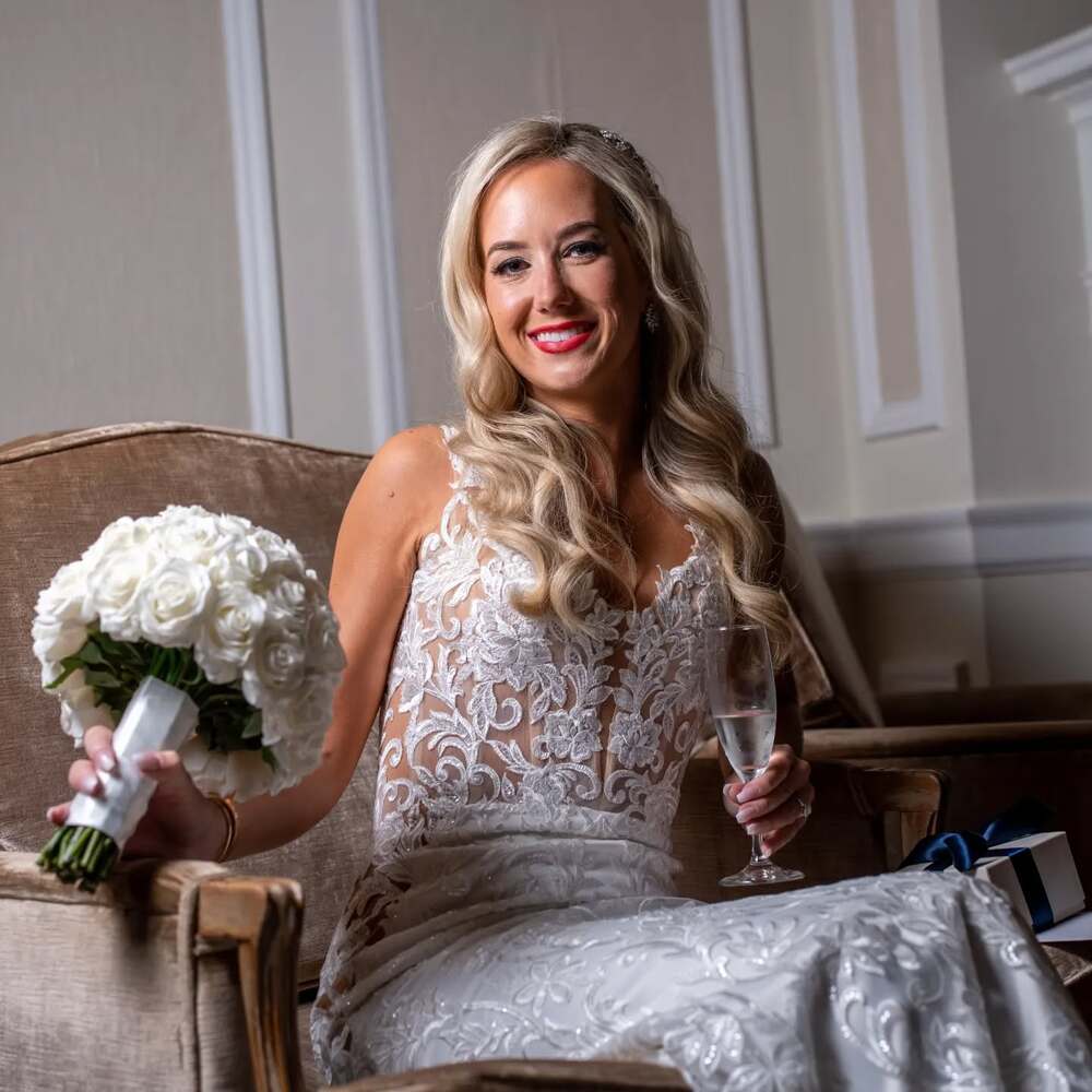 Bride with white rose bouquet Bride with white rose bouquet
