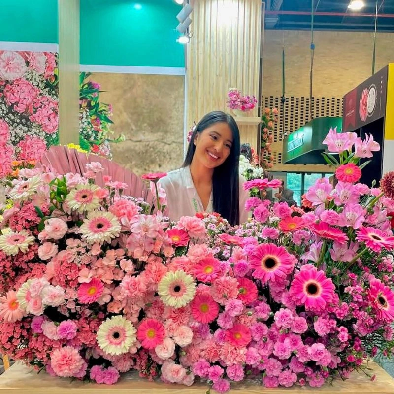 Proflora stands with flowers