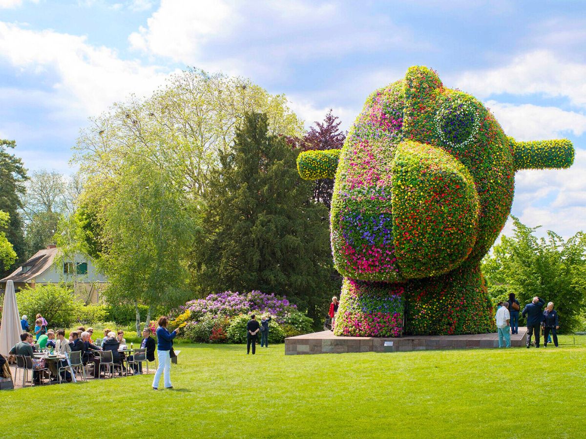 People enjoying view of Jeff Koons installation