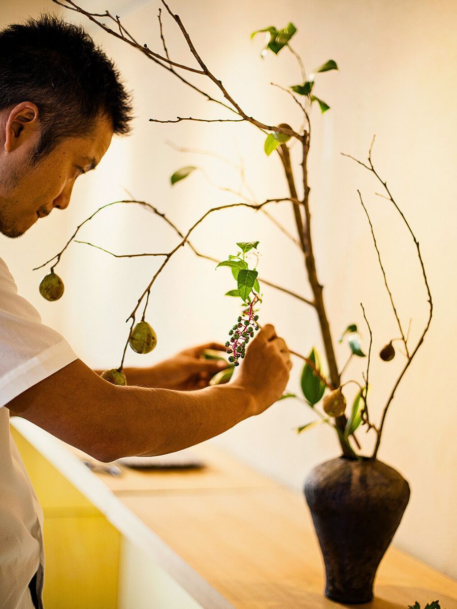 How Japanese Flower Arrangements Like Ikebana Embody Traditional Values Through Iki