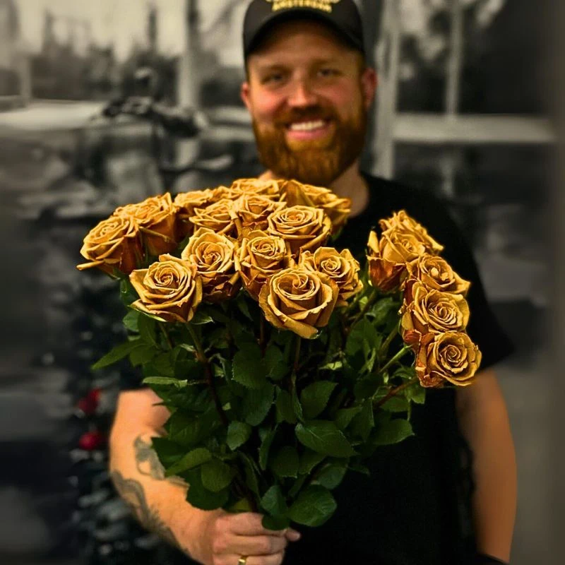 Vip Roses Brings You Roses and Other Flowers, Dyed and Tinted.