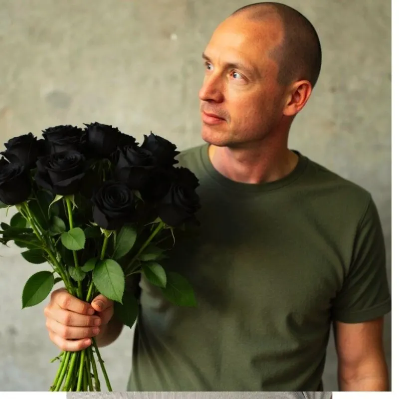 Arnold Wittkamp with Black Roses ai