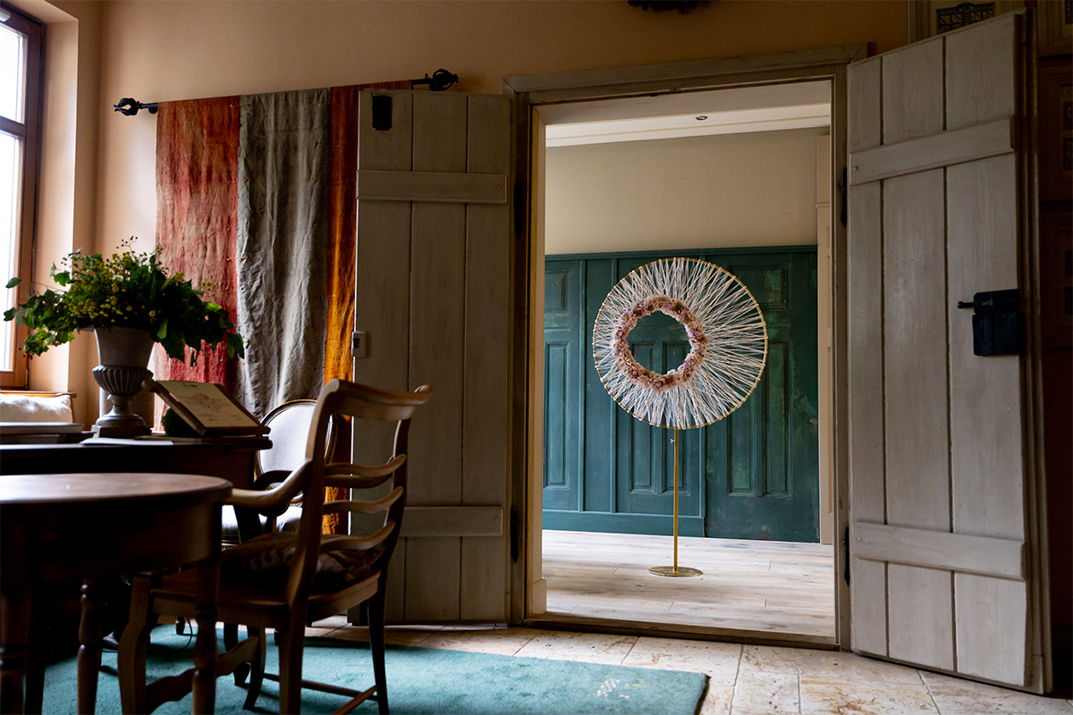 Marginpar Krisztian Kover yarns decoration green background in hallway