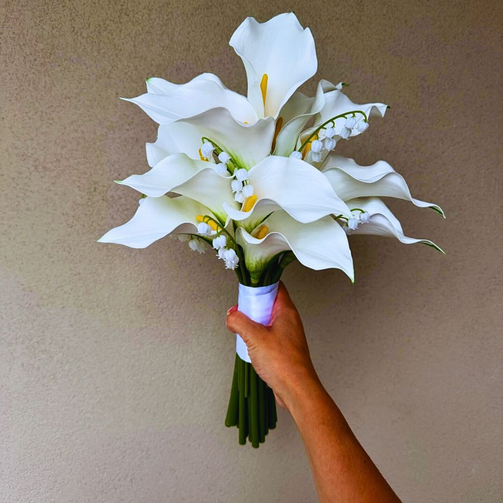 Floral bouquet Practical Tips to Distinguish Between Real and Faux Flowers