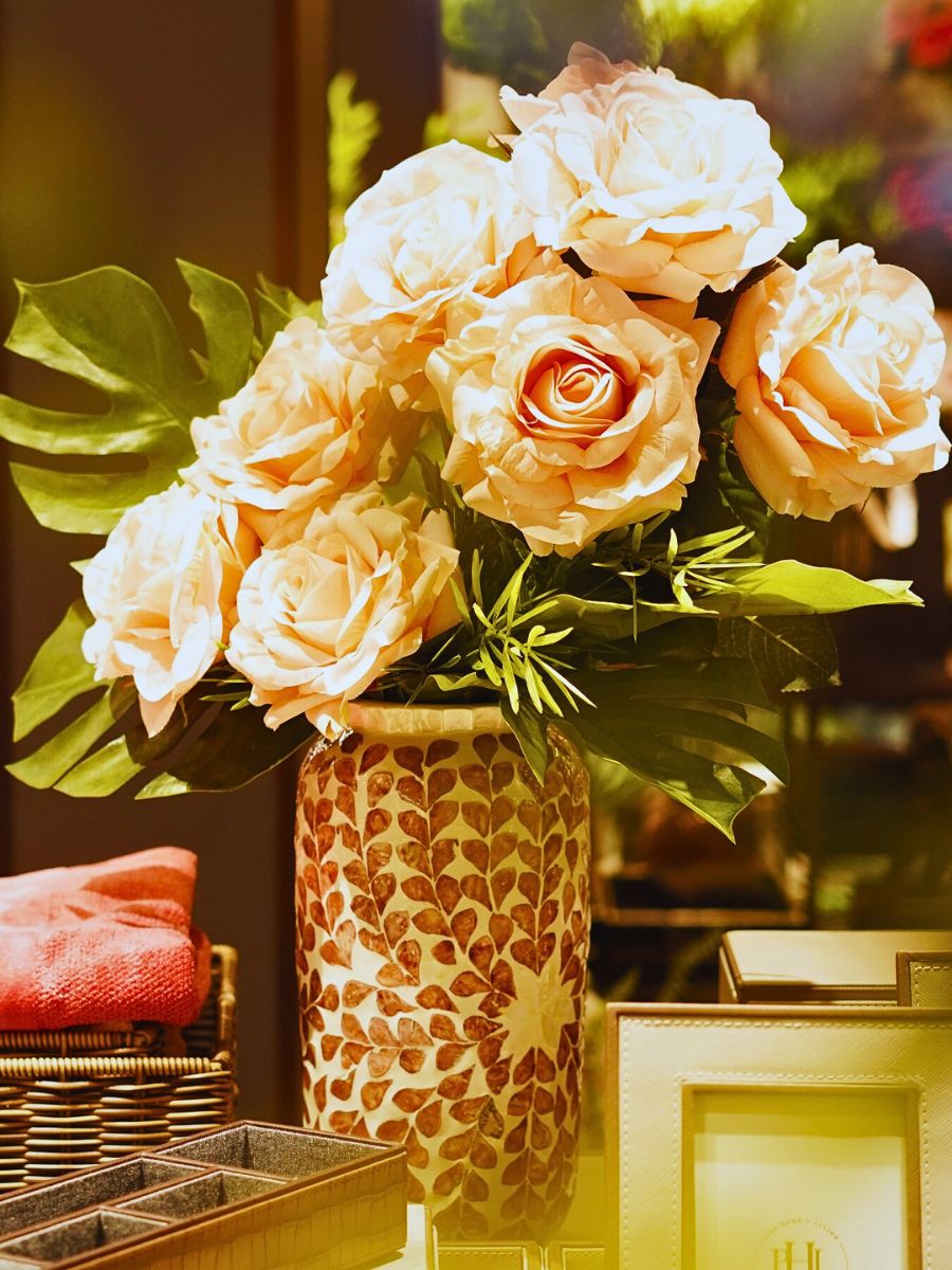 Floral bouquet Easy and Practical Tips to Distinguish Between Real and Faux Flowers