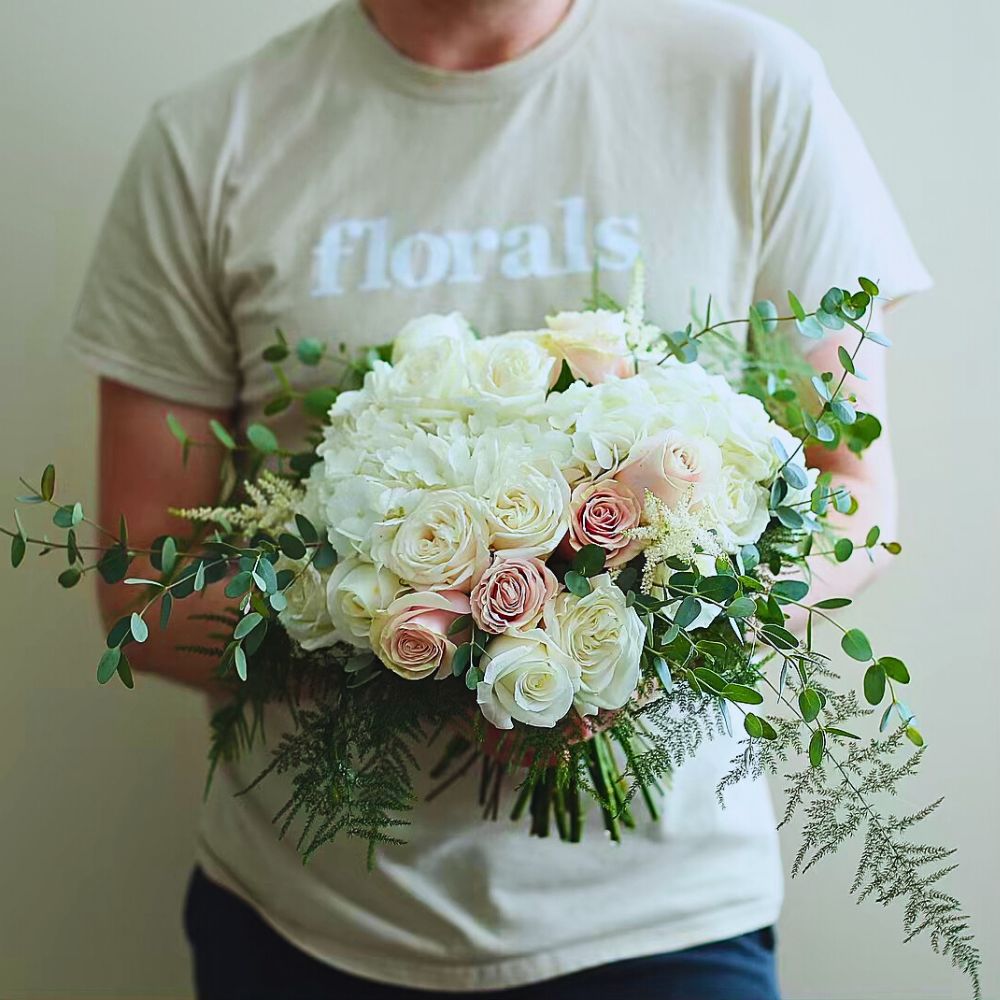 Floral bouquet Easy and Practical Tips to Distinguish Between Real and Faux Flowers
