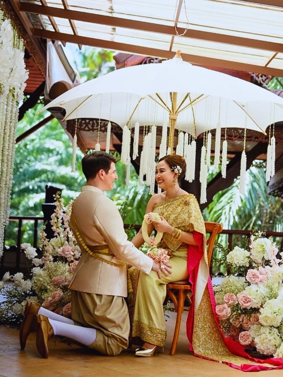 Wedding couple Phuang Malai: Thailand’s Art of Making Floral Garlands