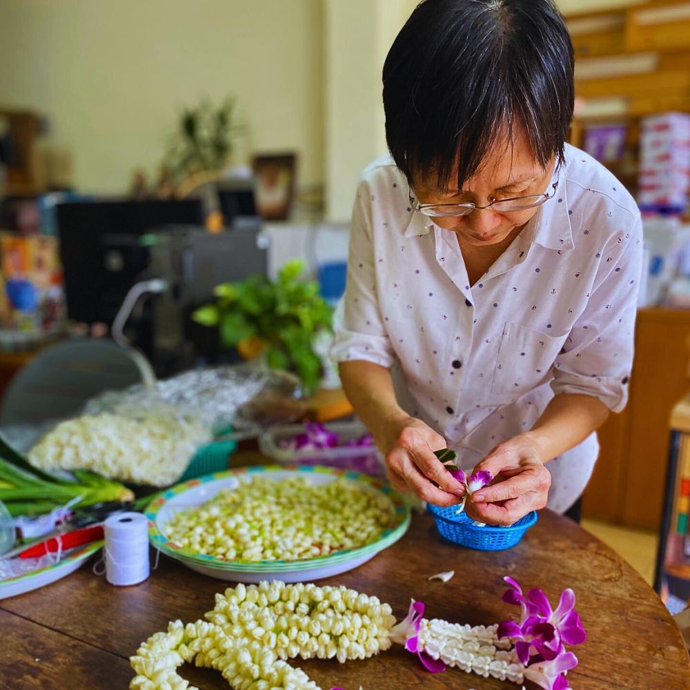 Making floral garlands Phuang Malai: Thailand’s Art of Making Floral Garlands