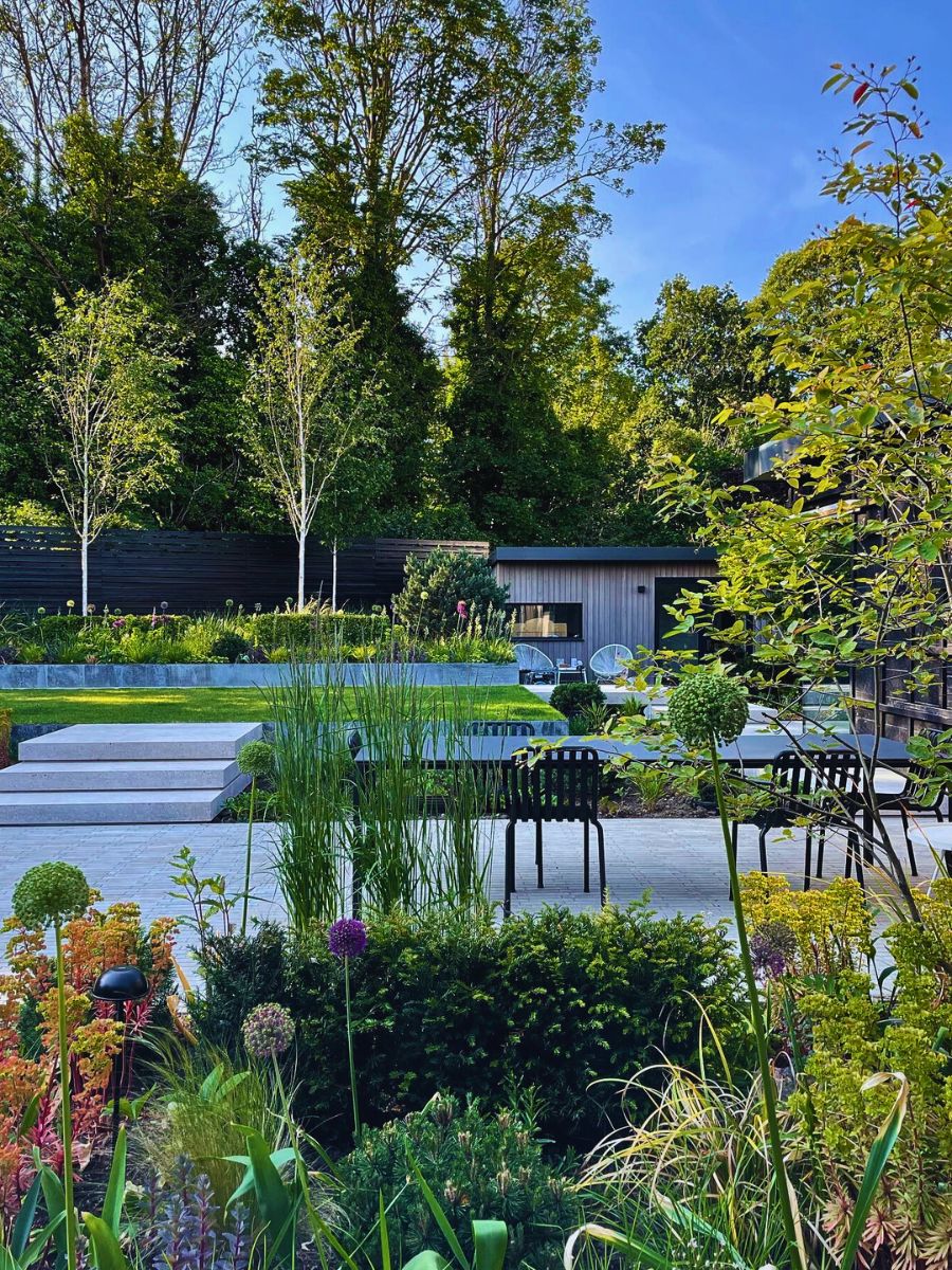Front yard garden Contemporary Gardens Offer a Fresh Take on Modern Outdoor Living