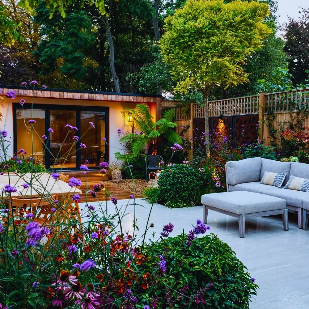 Evening in the garden A Fresh Take on Modern Outdoor Living - A Dreamy Contemporary Garden