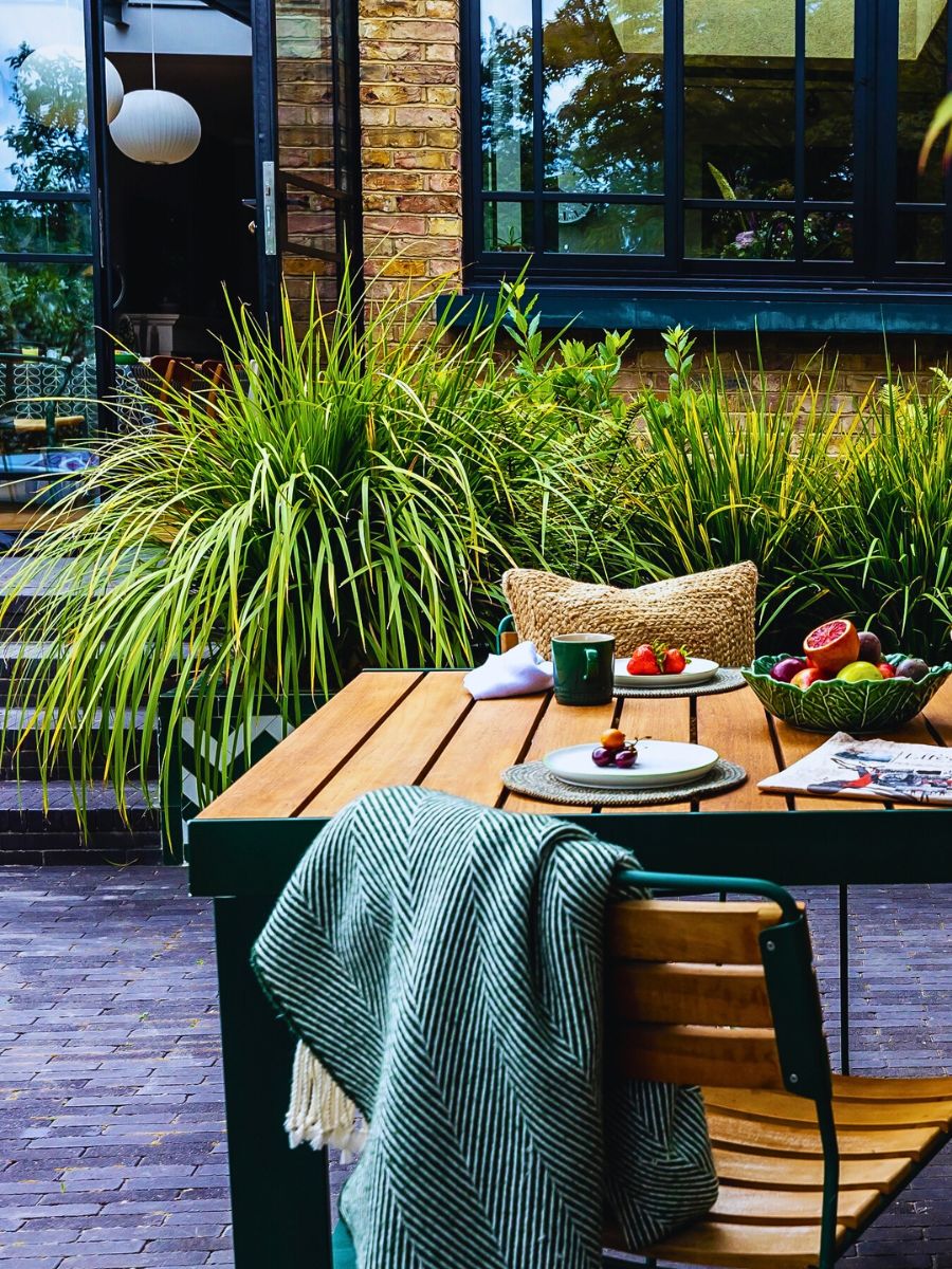 Breakfast in the garden Contemporary Gardens Offer a Fresh Take on Modern Outdoor Living
