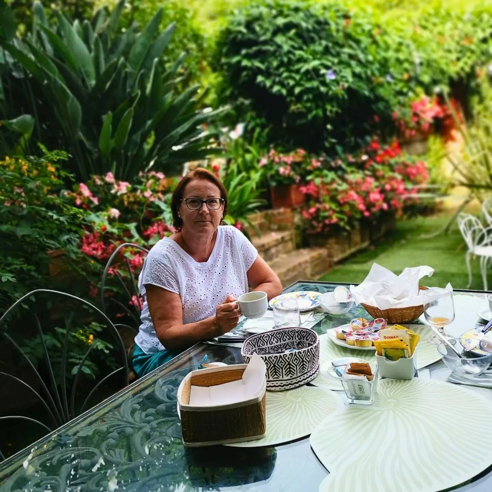 Breakfast in the garden Contemporary Gardens Offer a Fresh Take on Modern Outdoor Living