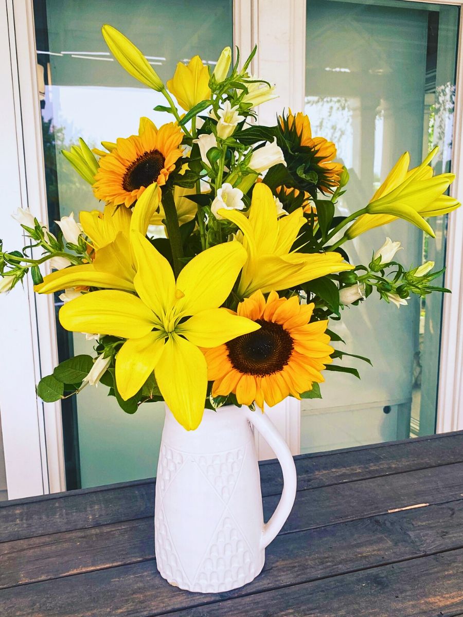 Helianthus in a mixed flower vase Chrysal’s Professional Care Tips to Keep Your Helianthus Fresher for Days Longer