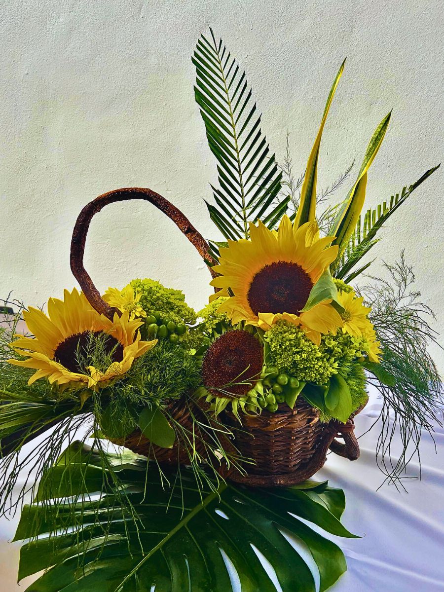 Helianthus flower design Flower care experts, Chrysal, know just what it takes to keep your sunflowers looking fresher, brighter, and golden long after they are cut.