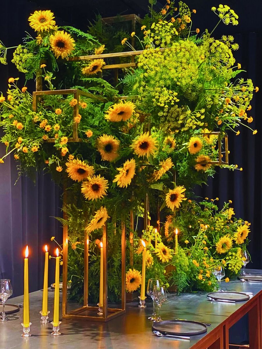 Helianthus in a design Chrysal’s Professional Care Tips to Keep Your Helianthus Fresher for Days Longer