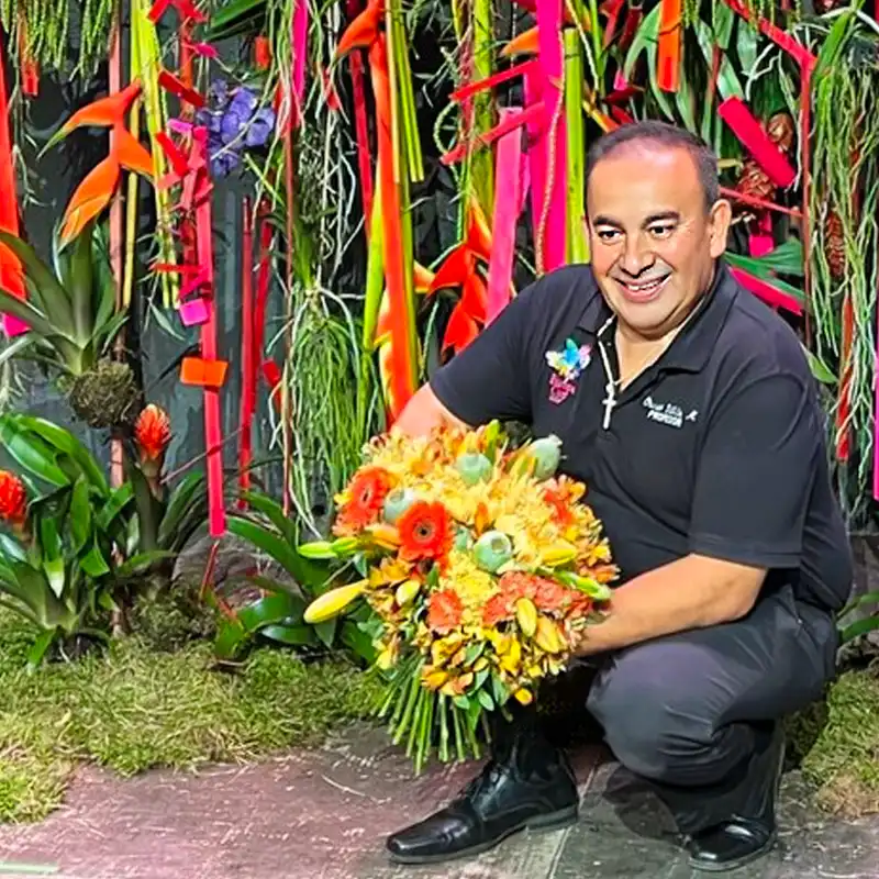 Oscar Villela with ice sculpture design