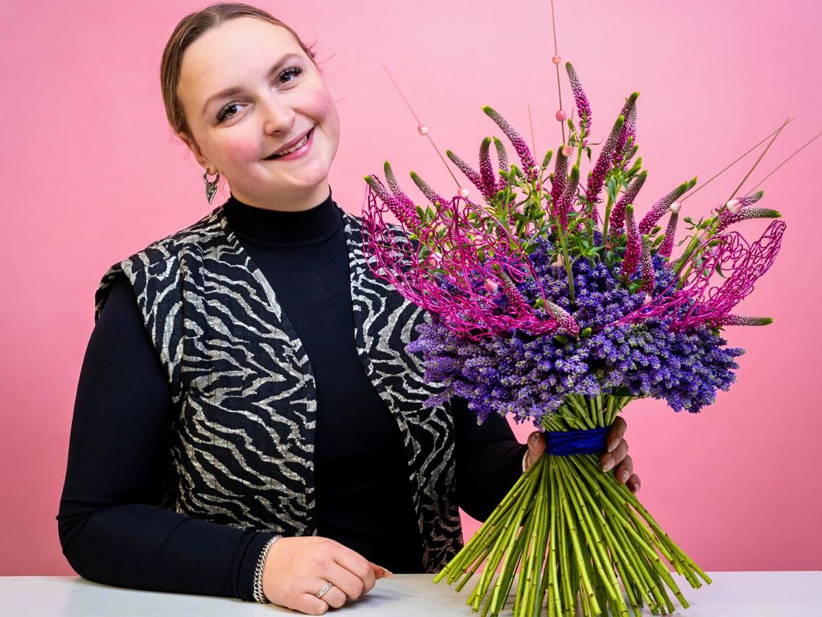 beautiful flower-shaped frame of wire petals. The petals and pink Veronica’s extend beyond the base of purple Veronica Smart Fountain. Grasses with Hypericum berries add the finishing touch to this stunning, dynamic floral design .💕  🌱 Veronica Smart Artist & Fountain  By Chloë van Gelder