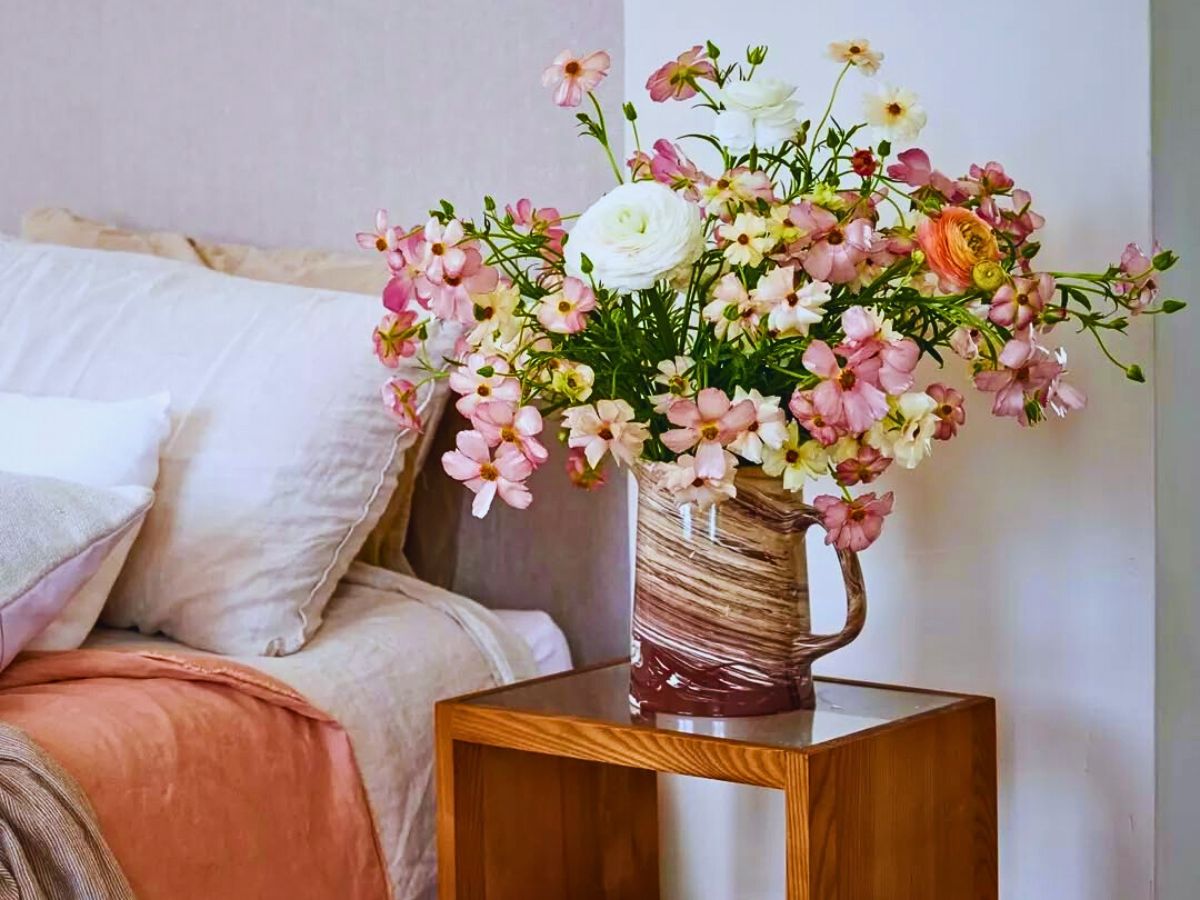 Floral vase Simple and Minimalist Design Ideas to Capture the Easy Essence of Summer
