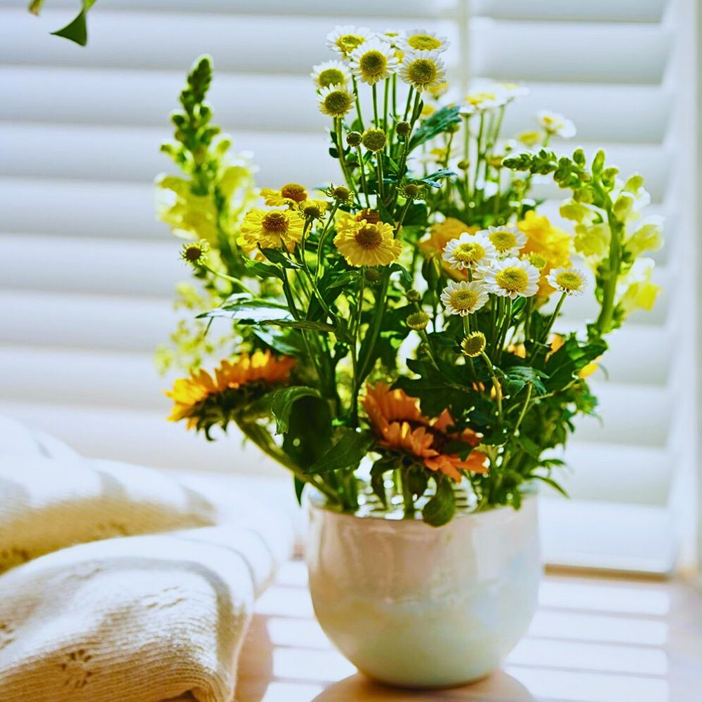 Vase of summer flowers Simple and Minimalist Design Ideas to Capture the Easy Essence of Summer