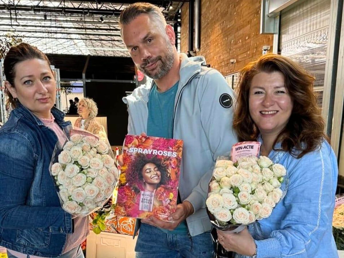 Jan Huisman with Rubinca Boita and Warja displaying the latest edition of the world of spray roses magazine 10 Questions to Jan Huisman