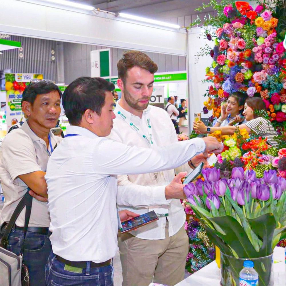 Exhibitors and visitors interact during Hortex Exhibition Brand Marketing