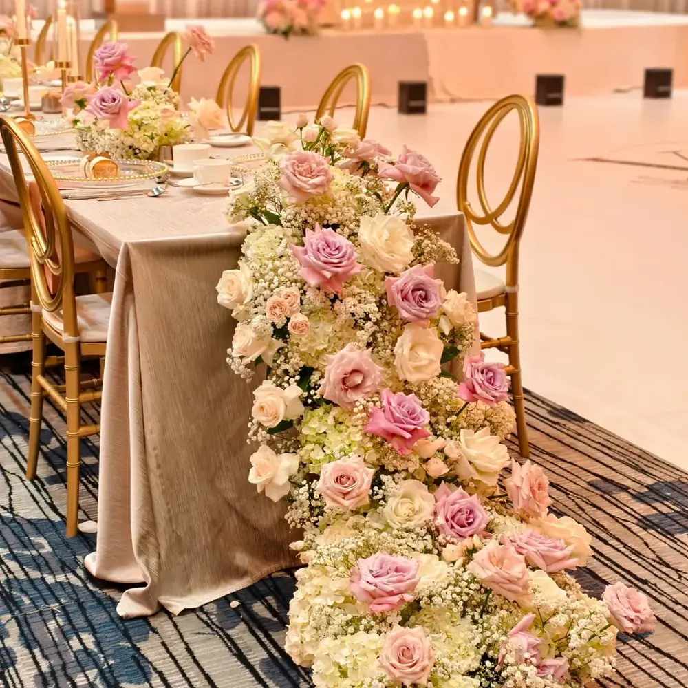 Elegant wedding table floral arrangement Elegant wedding table floral arrangement