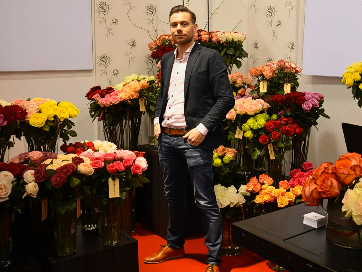 Jan Huisman in a rose booth at a fair