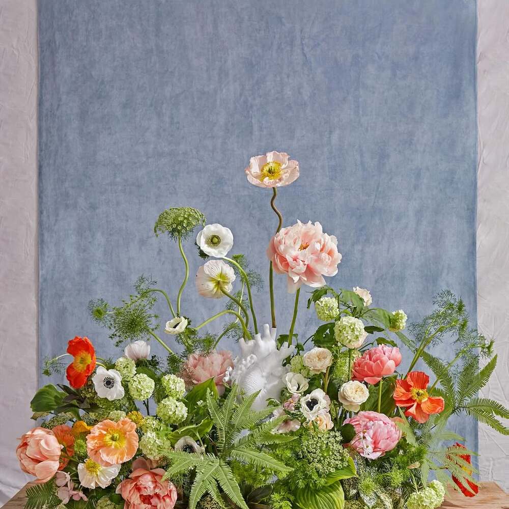 Elegant garden-style floral arrangement Elegant garden-style floral arrangement