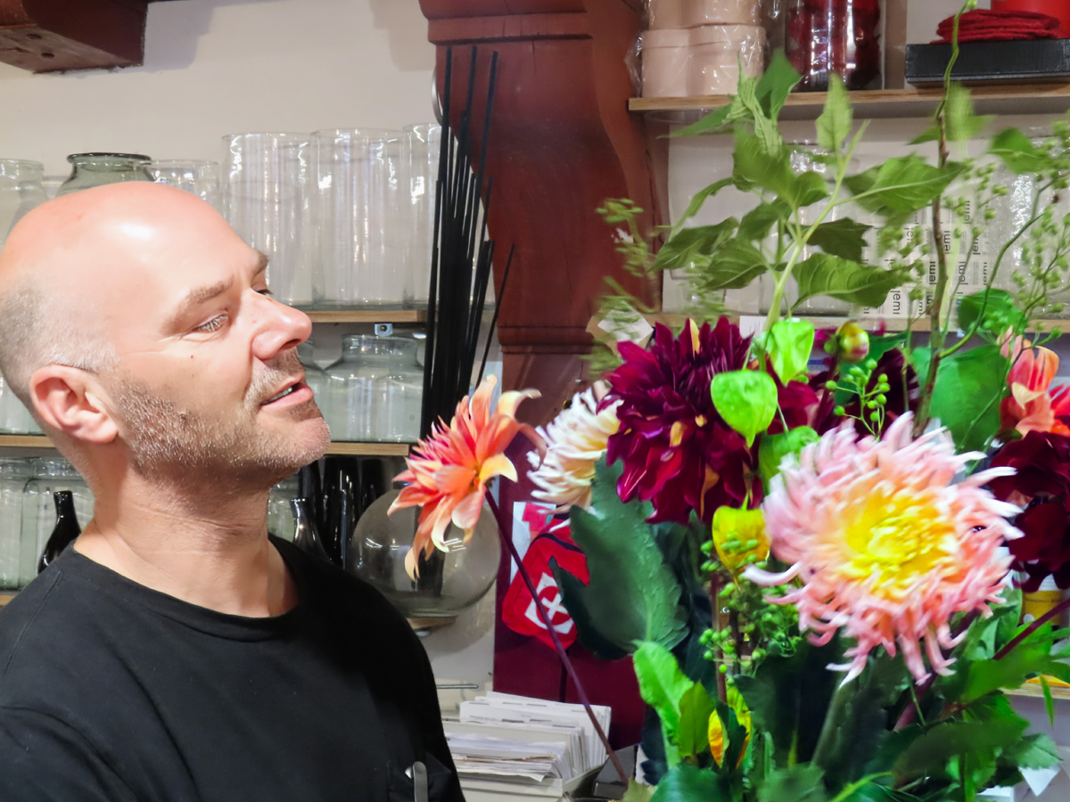 Jemi Bloemen Michel creating big Dahlia bouquet Jemi Bloemen Michel creating big Dahlia bouquet